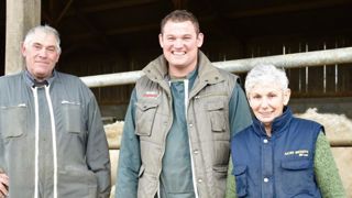Philippe, Guillaume et Martine Lefoulon travaillent ensemble sur l’exploitation familiale d’Evrecy. © R. Aries/GFA Philippe, Guillaume et Martine Lefoulon travaillent ensemble sur l’exploitation familiale d’Evrecy. © R. Aries/GFA